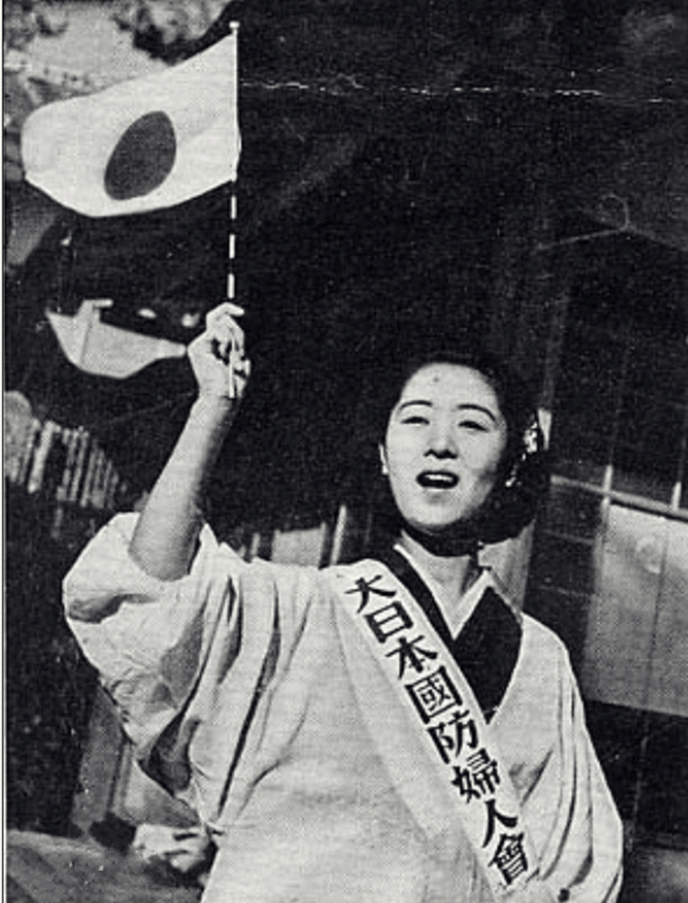 21岁的新婚妻子井上千代子,生得十分美丽,日军丈夫和她结婚后,不想上