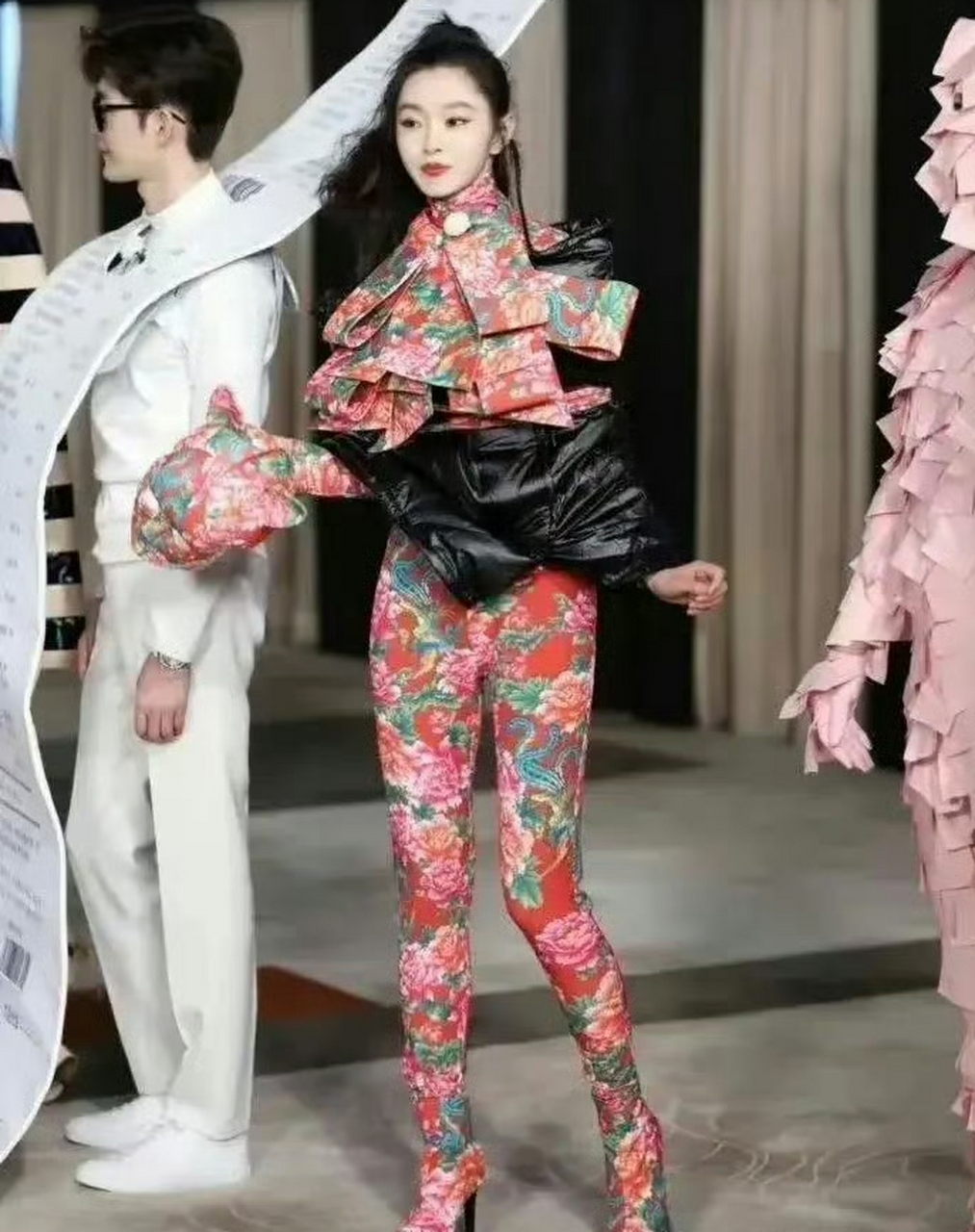 女明星的一些奇怪穿搭,只能说有颜任性,穿再丑的衣服也有脸撑着