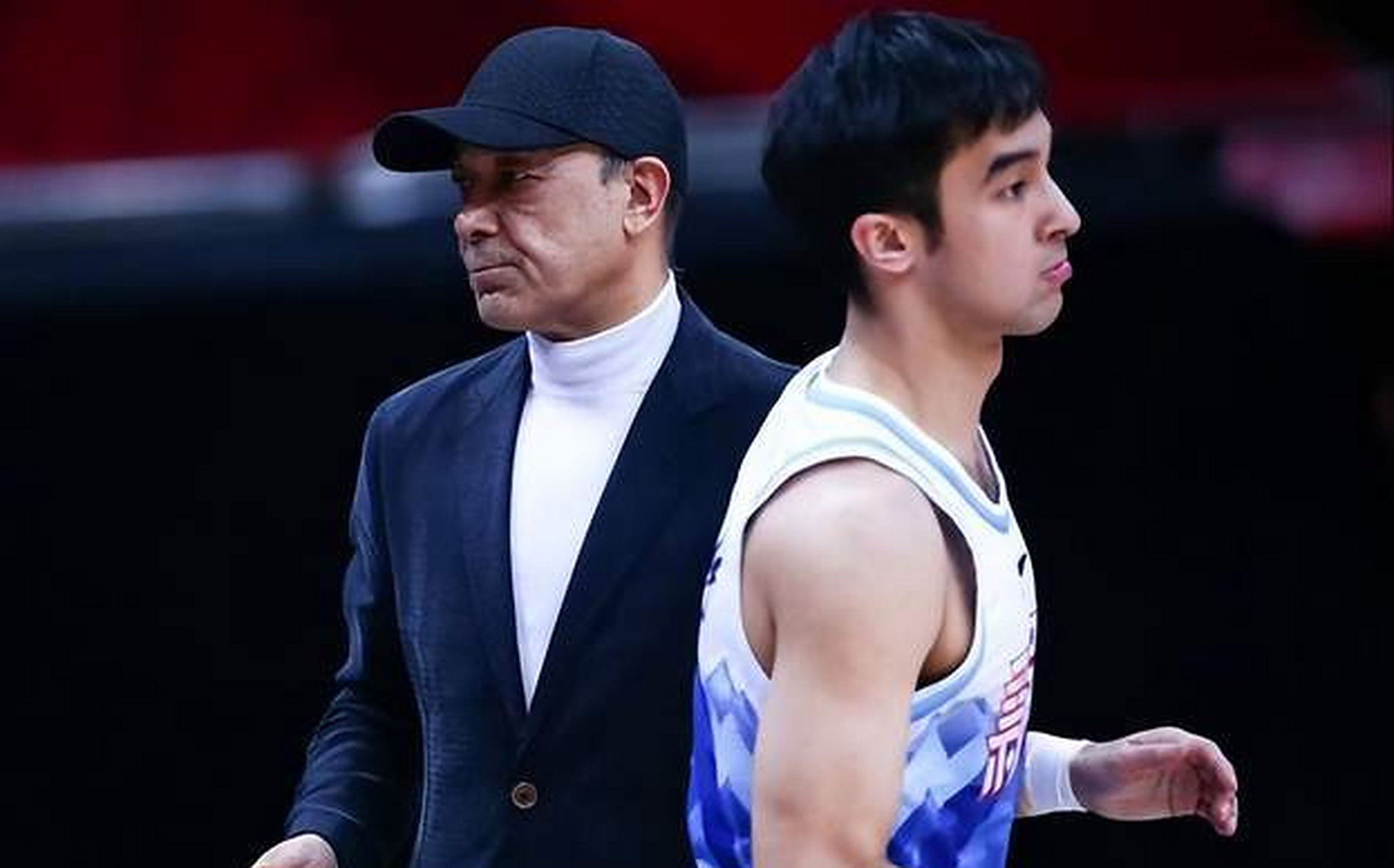 阿的江指导:"阿尔斯兰膝关节受伤,近一个月未能参加训练,最近也是全力