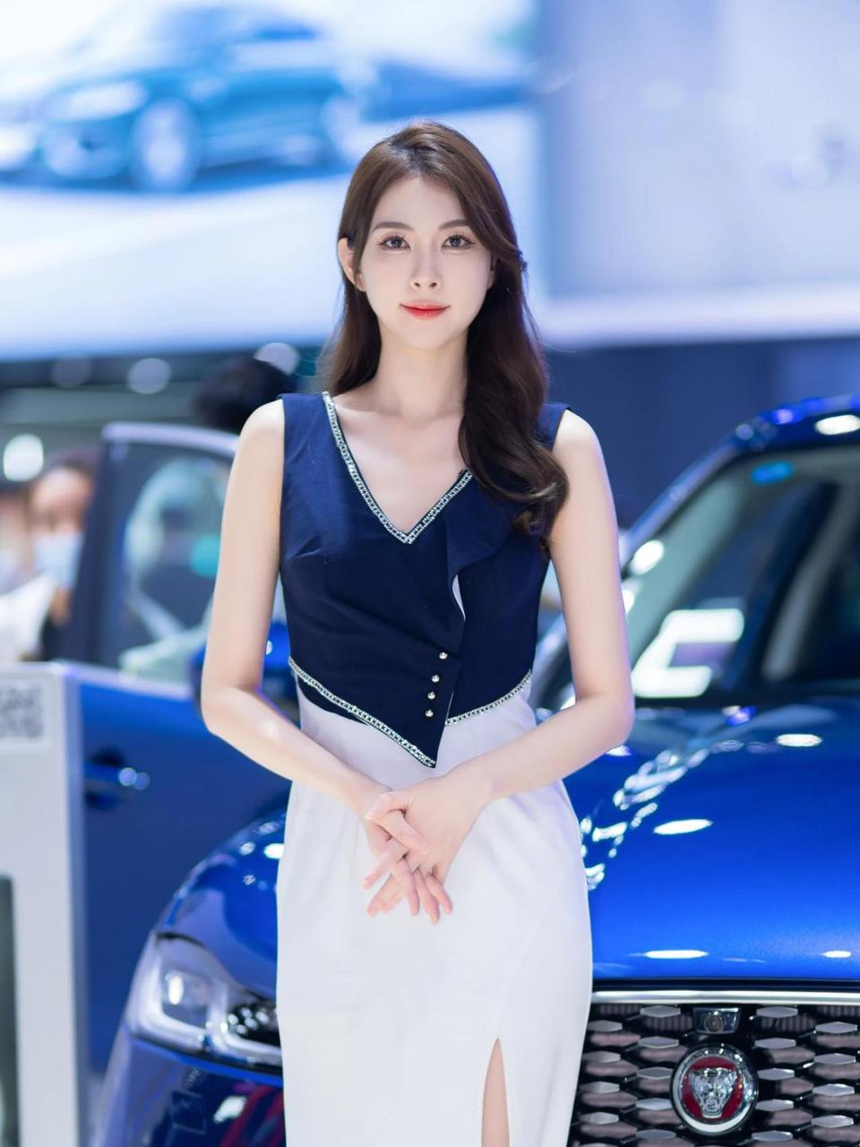 模特界的天花板,她穿搭风格迥异,气质优雅,颜色靓丽,与各品牌车相互