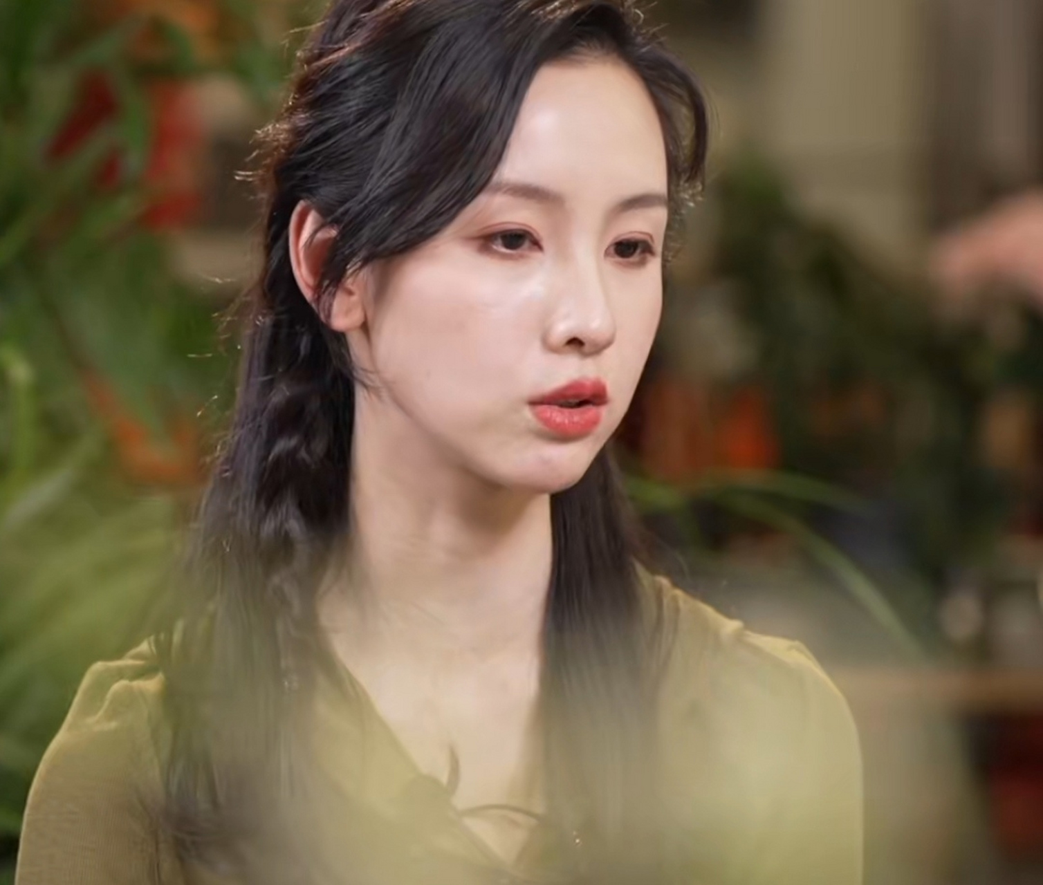 陈都灵接受采访,全程原相机,感受到了她脸上的疲态,而且陈都灵是不能