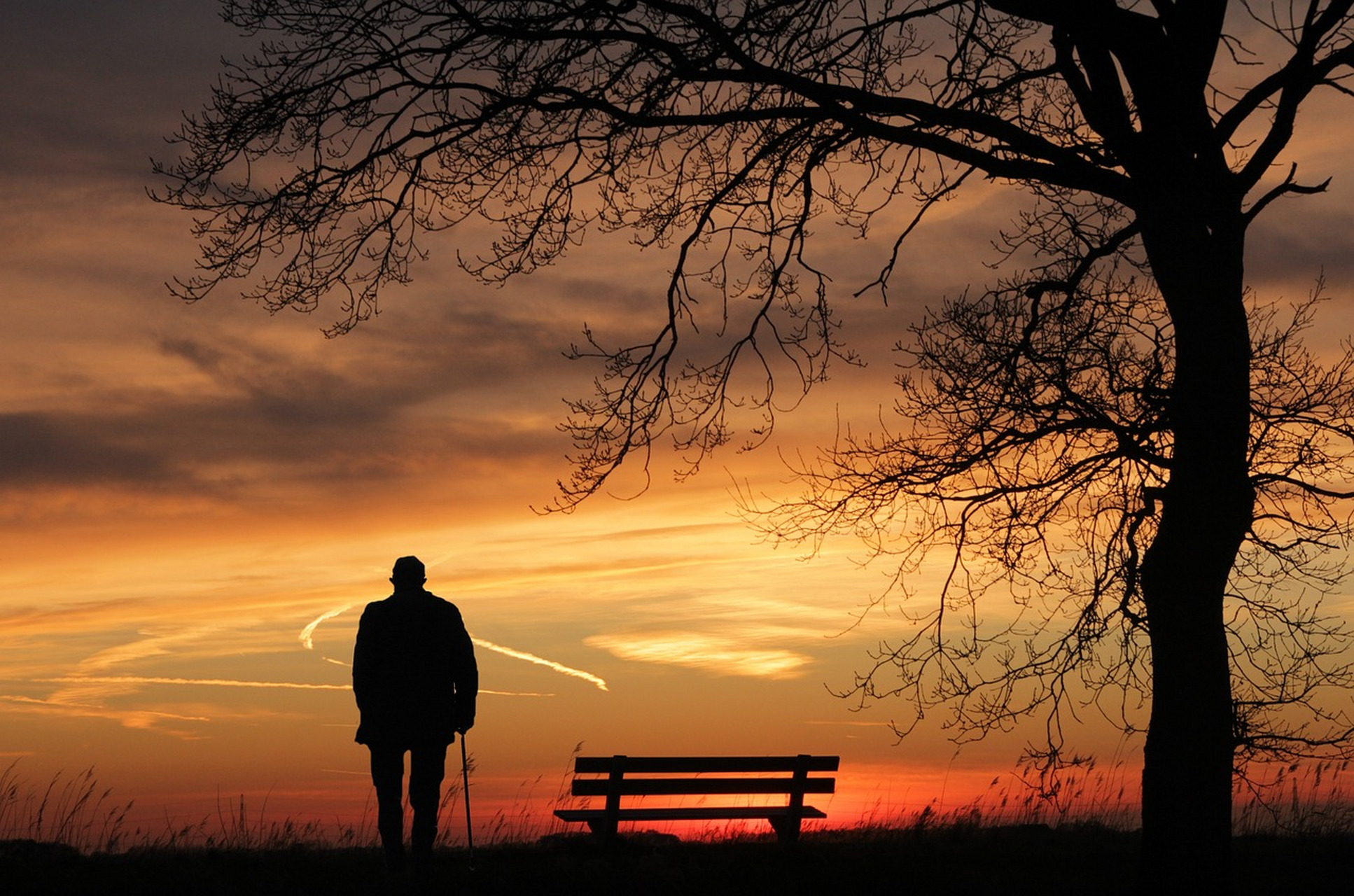 在一个寒冷的冬日里,一个老人孤独地坐在公园的长椅上