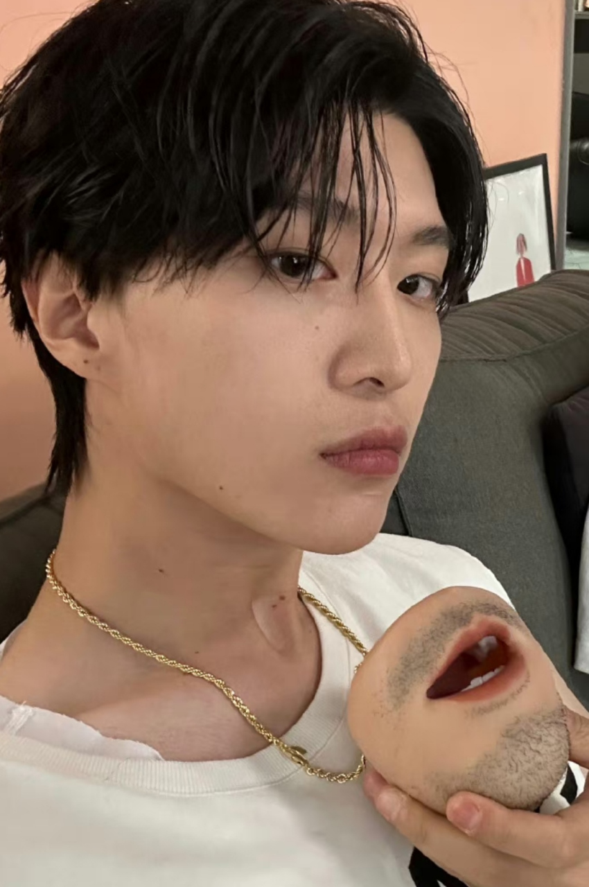 范丞丞晒自拍,痞帅的样子很有个性,眼神也很有故事感,侧脸轮廓流畅