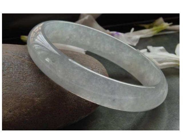 假翡翠手镯戴久了会有什么变化