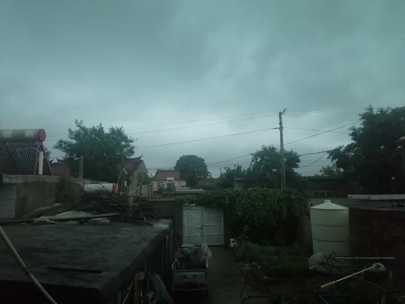 天阴会有雨 一早起来看看外面环境 天气阴云密布正在运筹一场雨意.