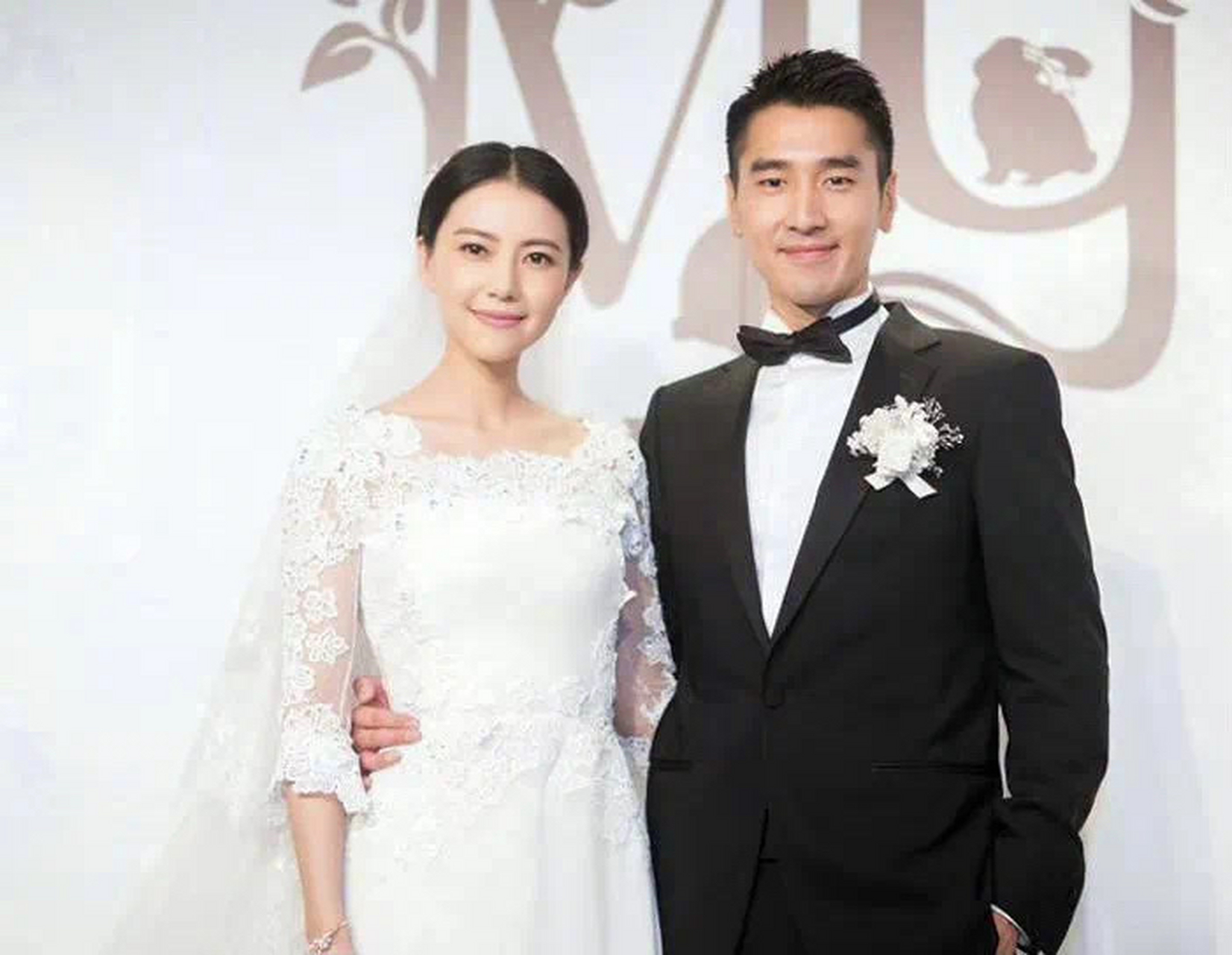 高圆圆和赵又廷被狗仔拍到手牵手一起散步,俩人在一起十二年了,感情