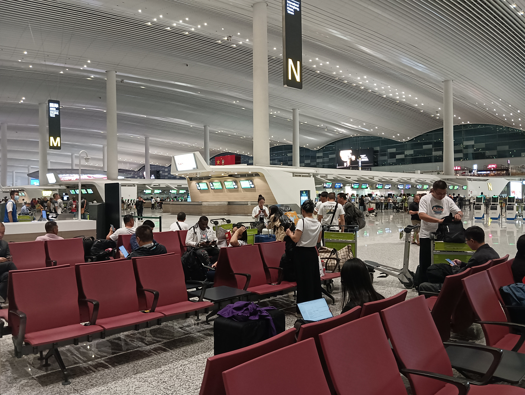 今天晚上白云机场t2出发大厅人流不少,对比前段时间到达大厅的人流要