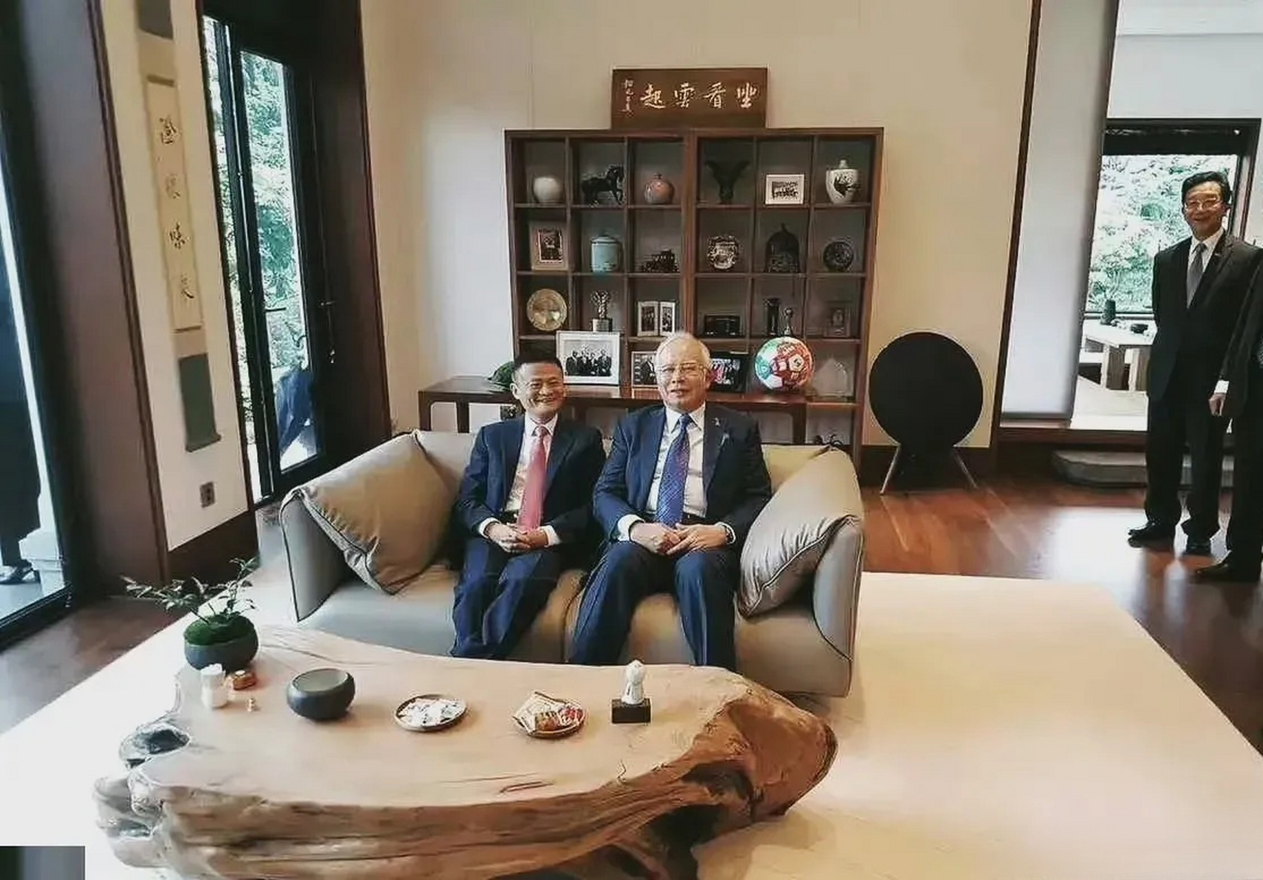 马云办公室这四个字你们看清楚是什么吗?