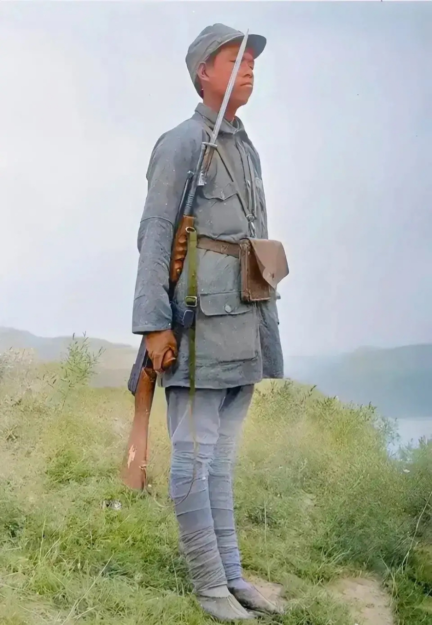 茆坡上站岗的小八路,孩子的年龄不大,打着绑腿,穿着略显肥大的军装.