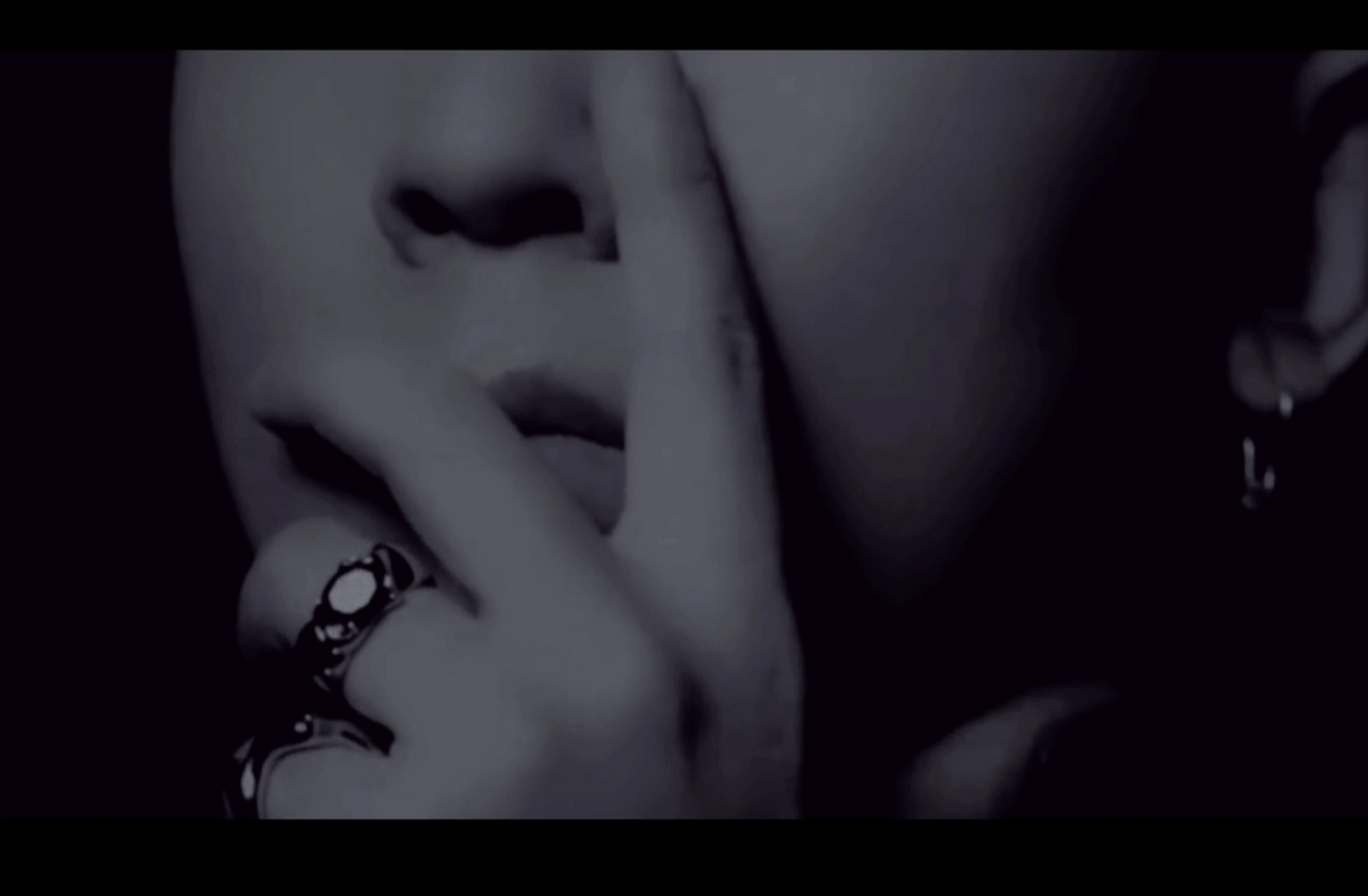 《走出迷雾》悬疑  第一章  夜幕降临,一个人影穿过繁华的都市,来到一