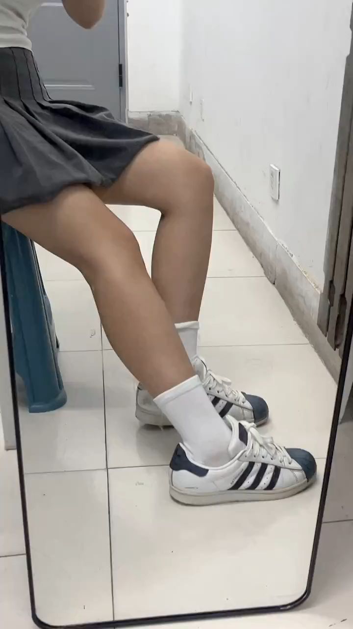 太热啦!白袜子全是汗了!