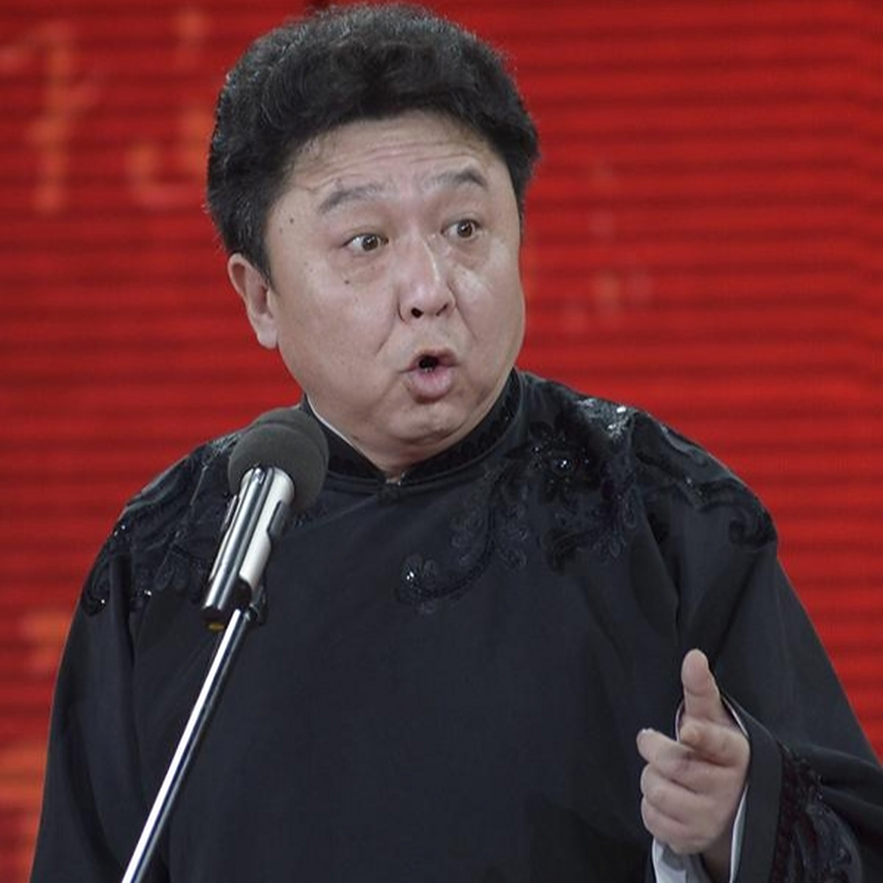 相声演员于谦是中国著名的喜剧演员,以其幽默搞笑的表演风格和独特的