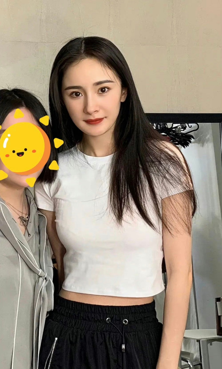 分享一波杨幂路人拍吧,真美人无惧原相机原镜头