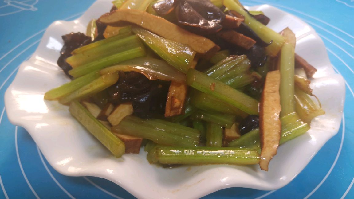 豆腐干 炒芹菜 清淡爽口 营养丰富 好吃不腻