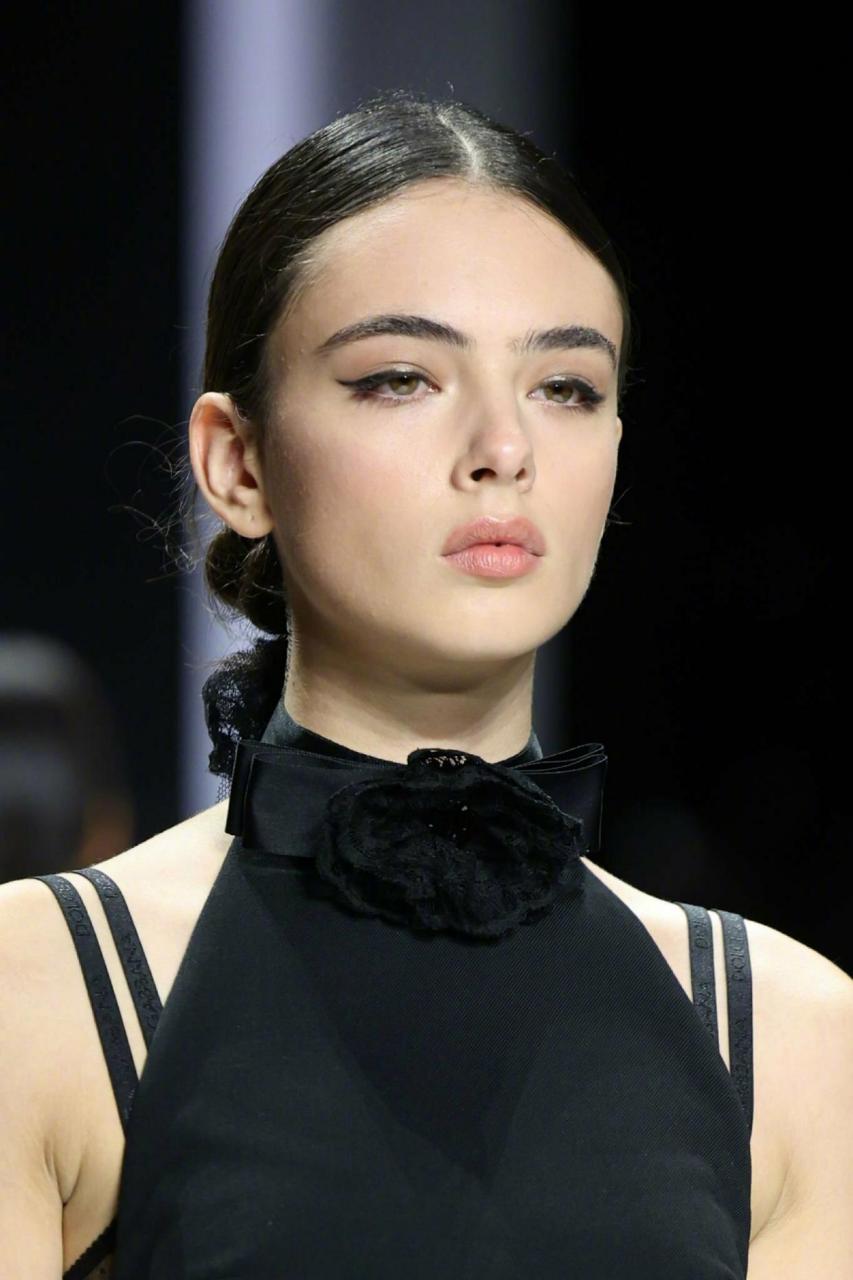 近期,莫妮卡·贝鲁奇的女儿deva cassel再次登上时装周t台,为某奢侈品