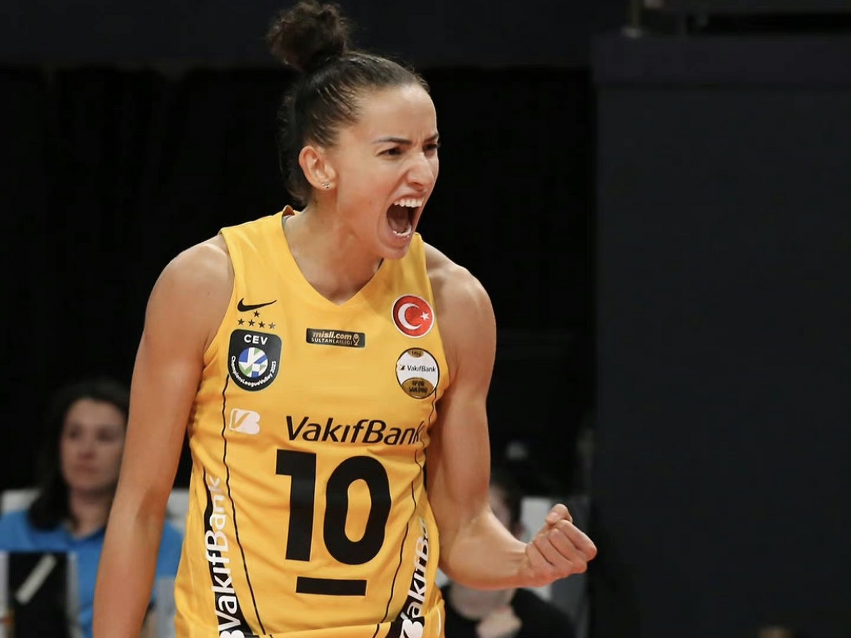 土耳其女排联赛~第18轮,伊萨奇巴希女排3-0横扫瓦基弗银行,三局比分为