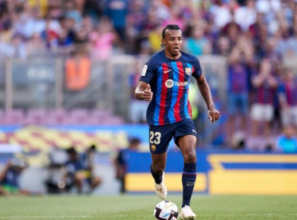 播球app报道:孔德考虑今夏离开巴萨,他不想踢边后卫