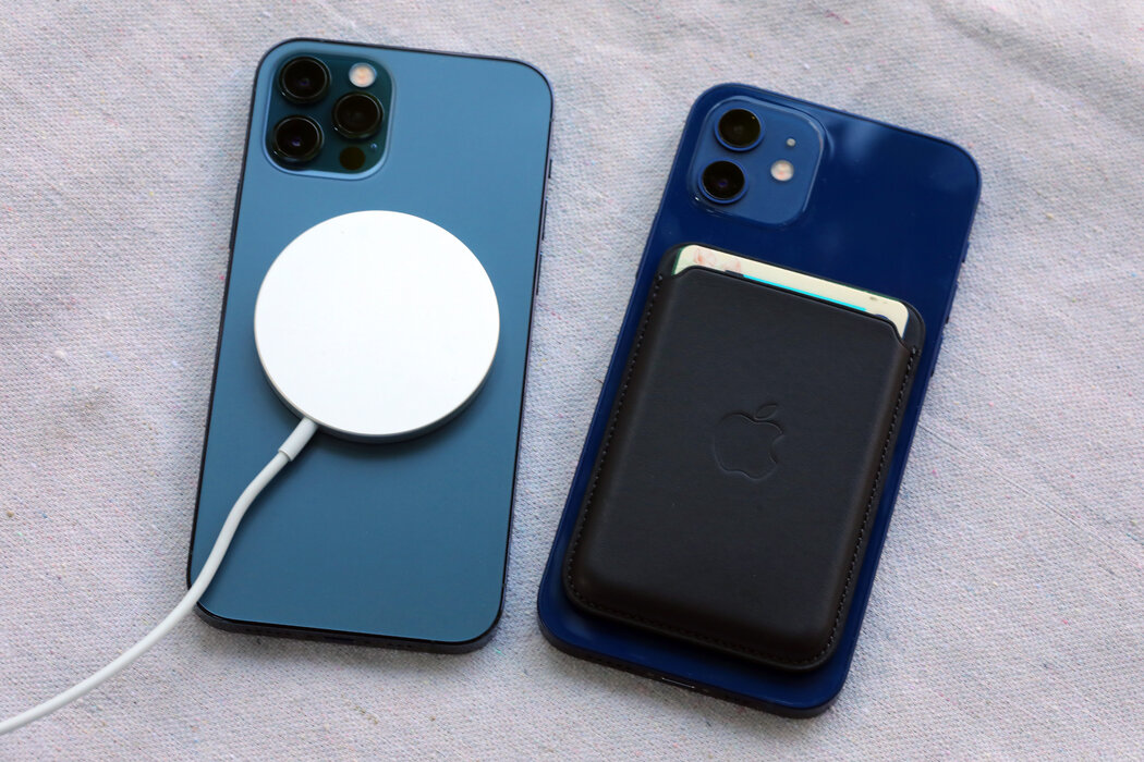 用于iPhone 12 Pro的磁性充电器(左)和用于iPhone 12的磁性皮革卡包(右)。