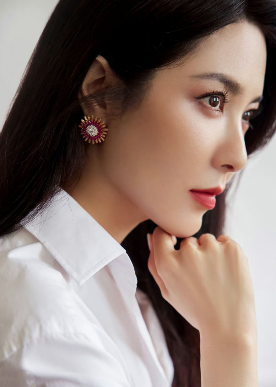 曾黎# 身穿白色衬衣,配白色长裤,窈窕身材,前凸后翘,端庄优雅的气质