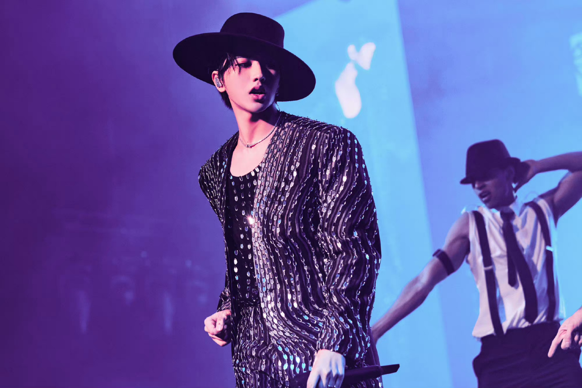 蔡徐坤# 是内娱首位拥有mugler 特别定制的艺人,他身上这套定制婪服