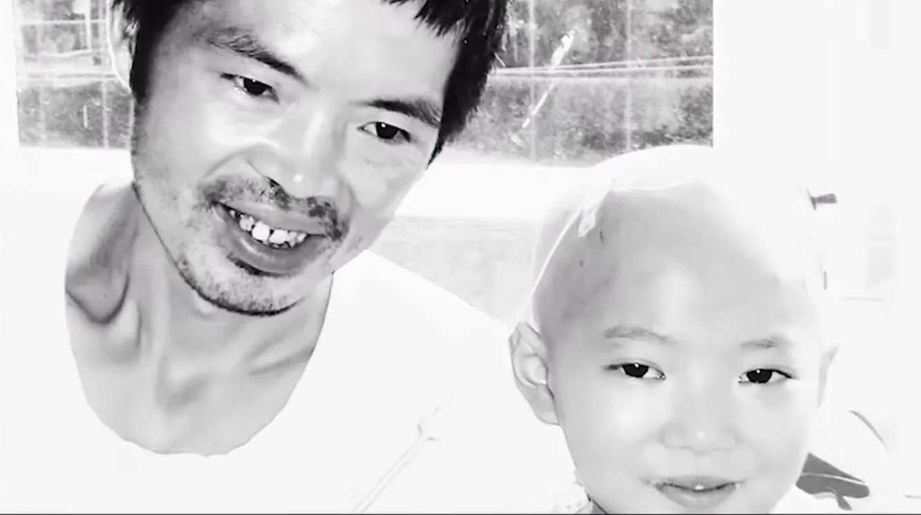 天堂的张望:七岁女孩患白血病,不想拖累养父放弃治疗,让人泪目