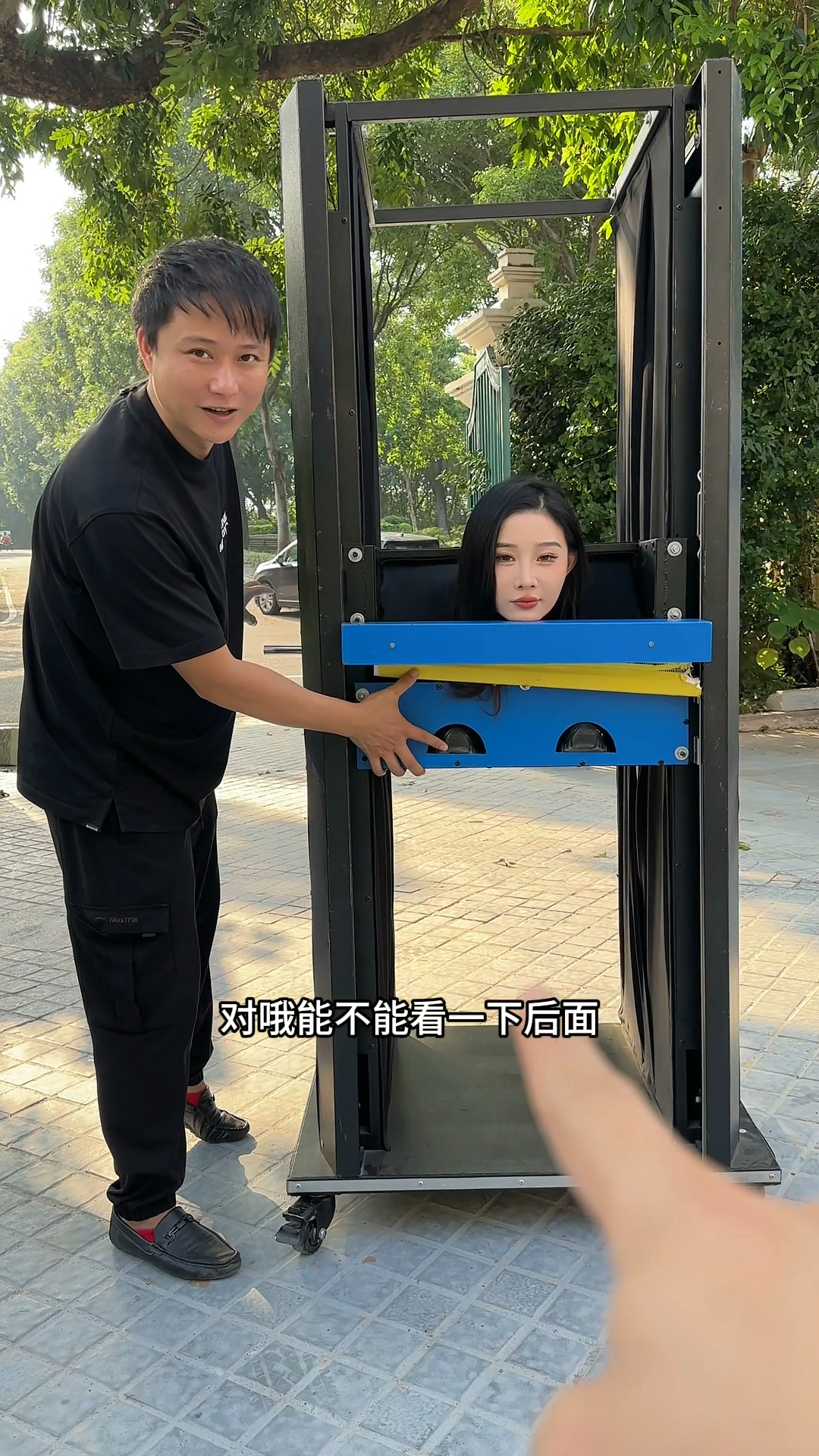 大型人体压缩魔术,专业动作 请勿模仿!