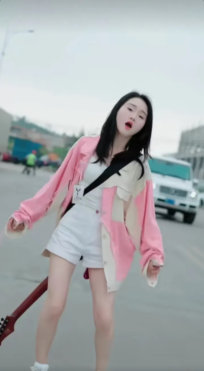 近两年贵州最火的女歌手当属贵阳二小姐,贵阳二小姐以歌甜人美形象