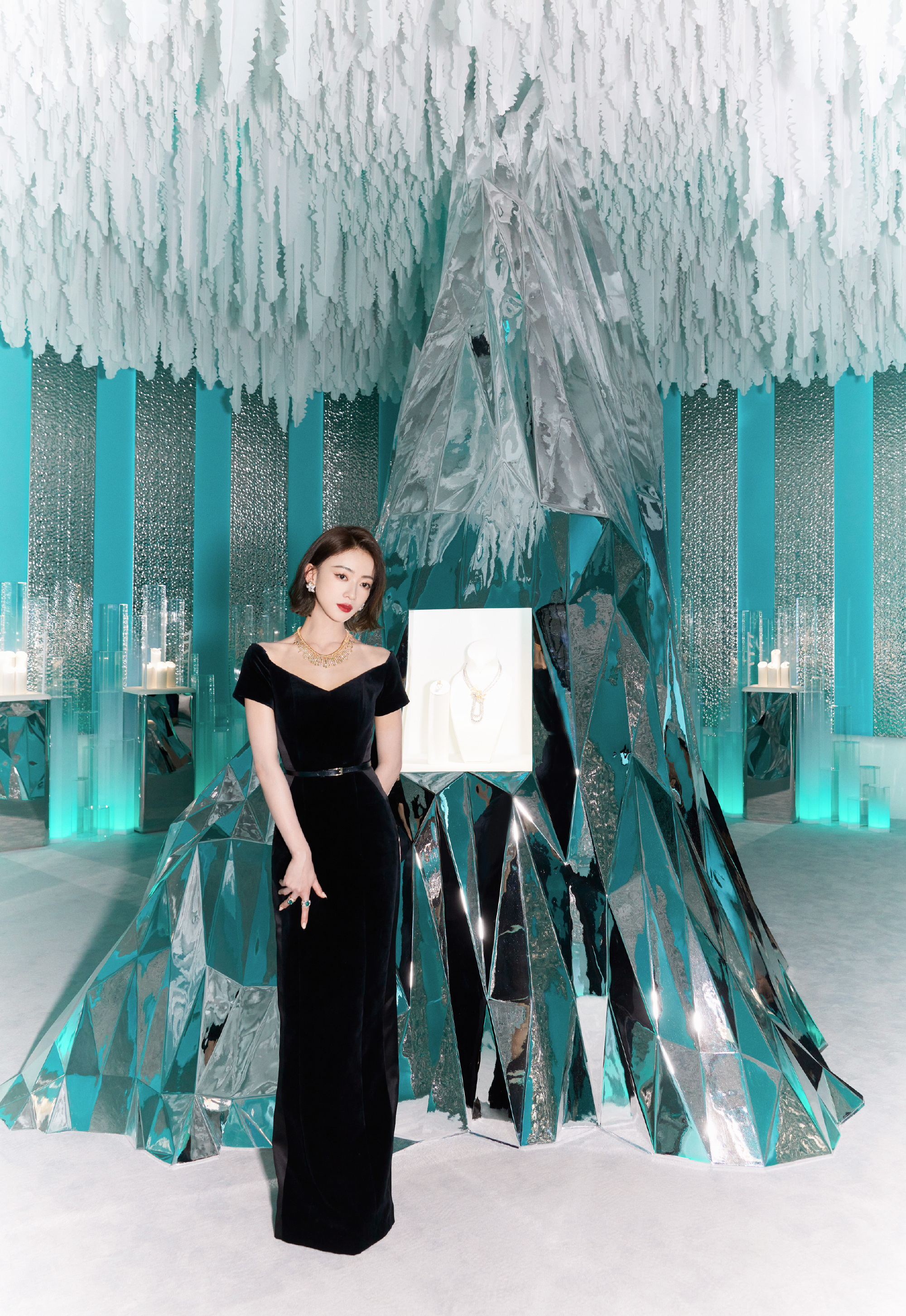徐谨言穿着一件黑色长裙,衬托出了她白皙的肌肤和修长的身段