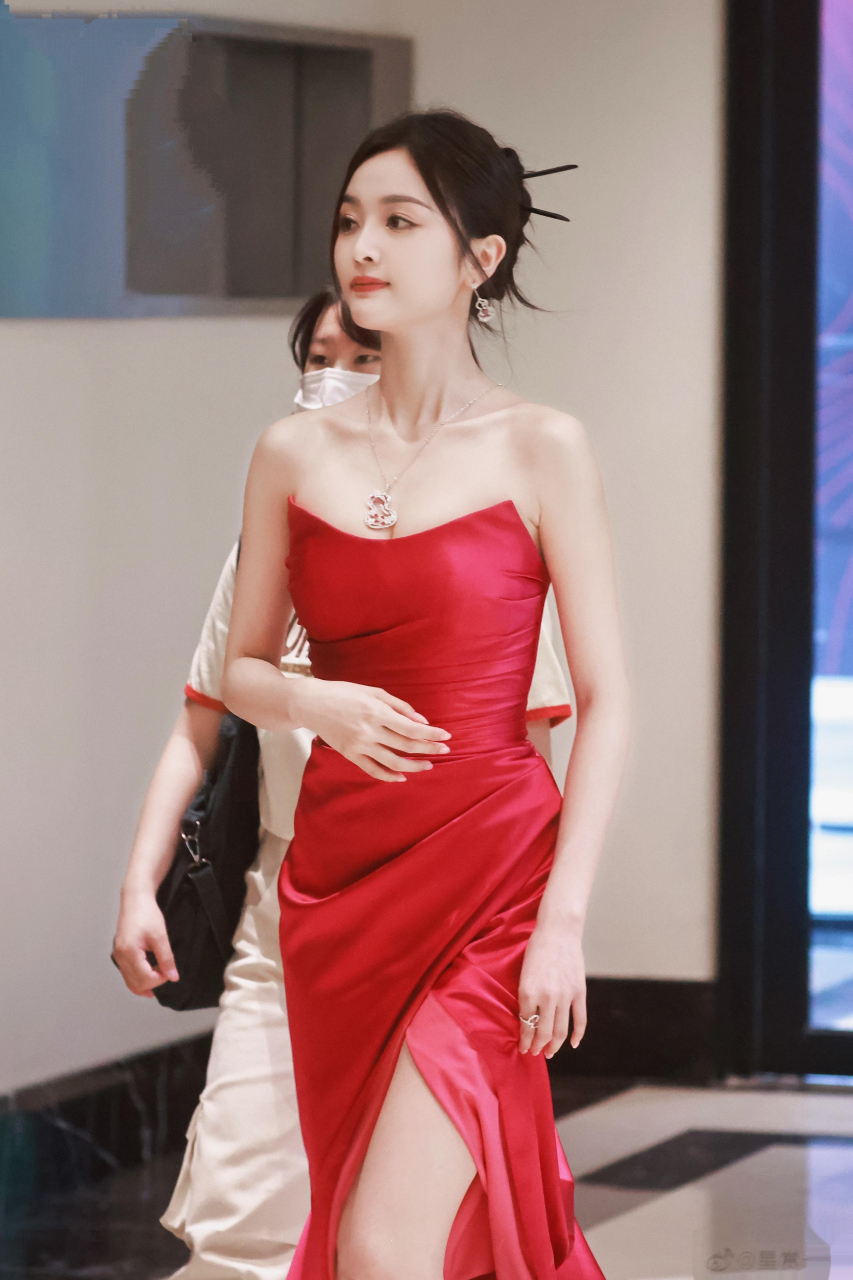 吴宣仪一袭红裙,如同玫瑰花般的娇艳#明星时尚