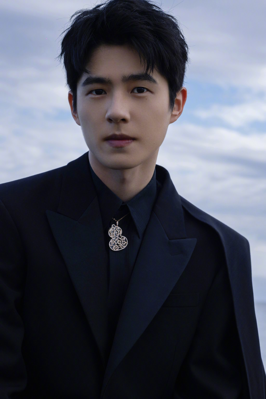 刘昊然戛纳电影节活动造型图,穿着黑色单肩披风西装,佩戴383232