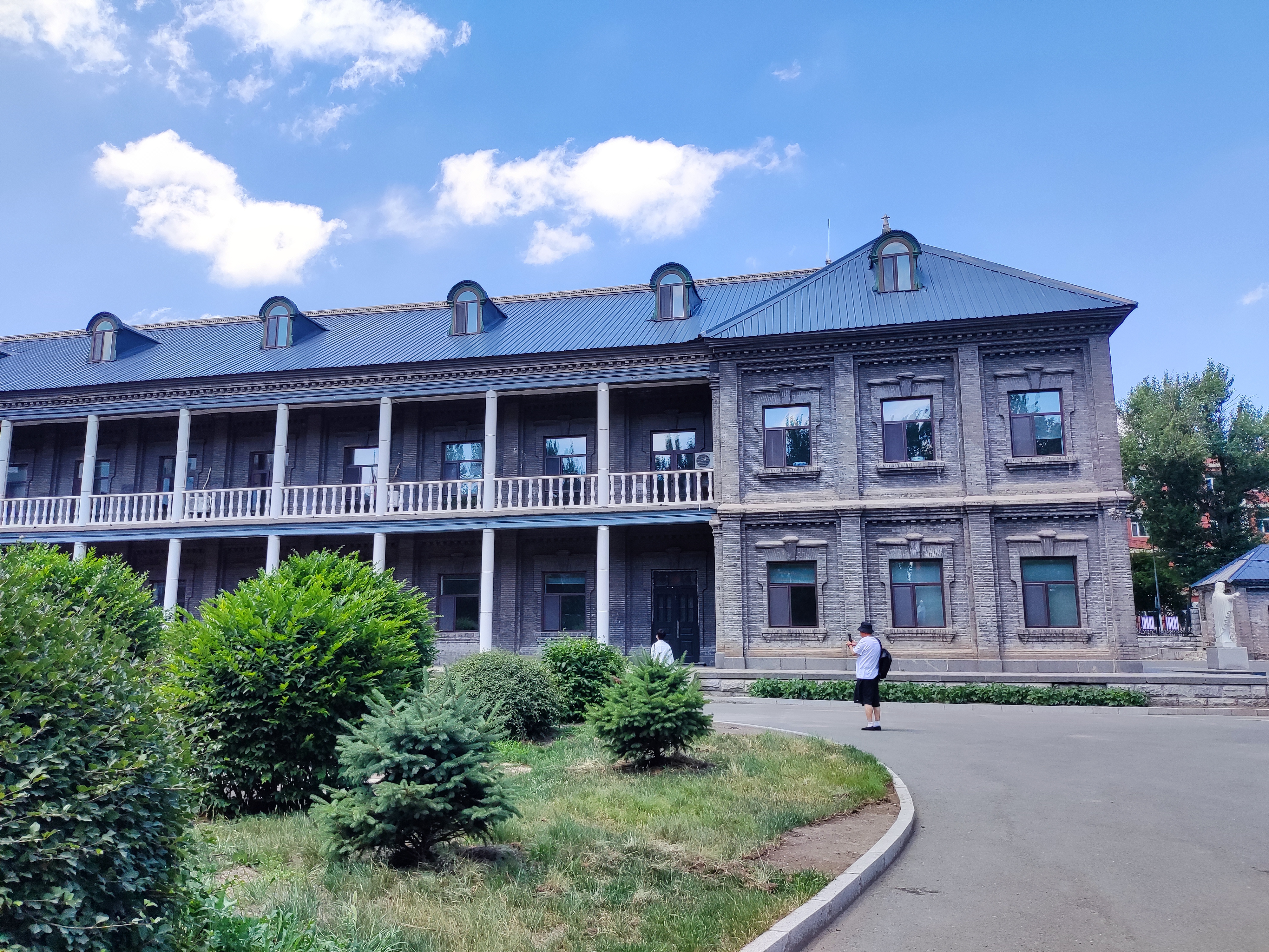 这座天主堂位于长春南关区东四街道,由法国巴黎外方传教会传教士出资