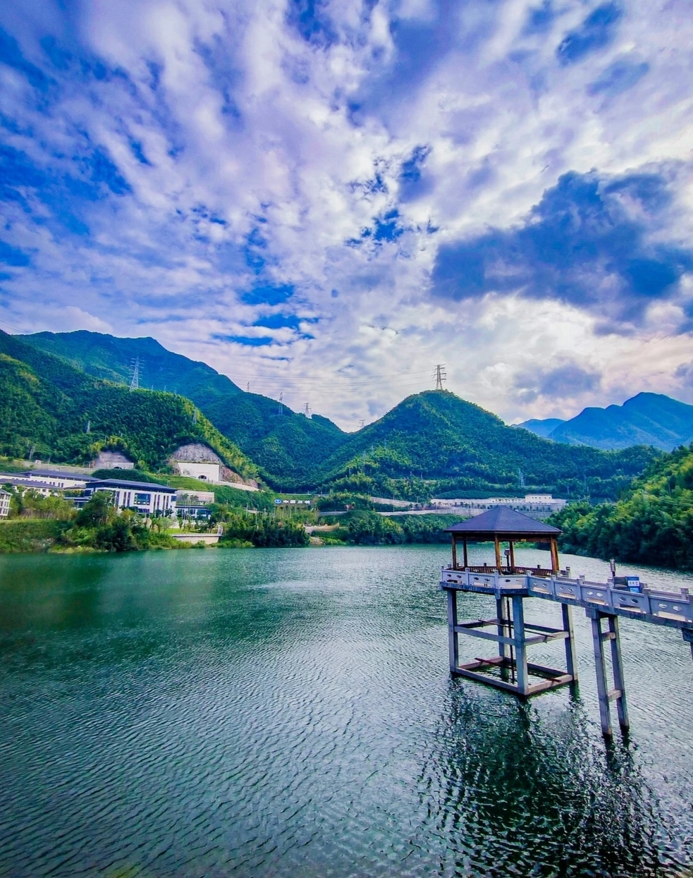 湖州安吉潘村水库:宁静之美的独特风景