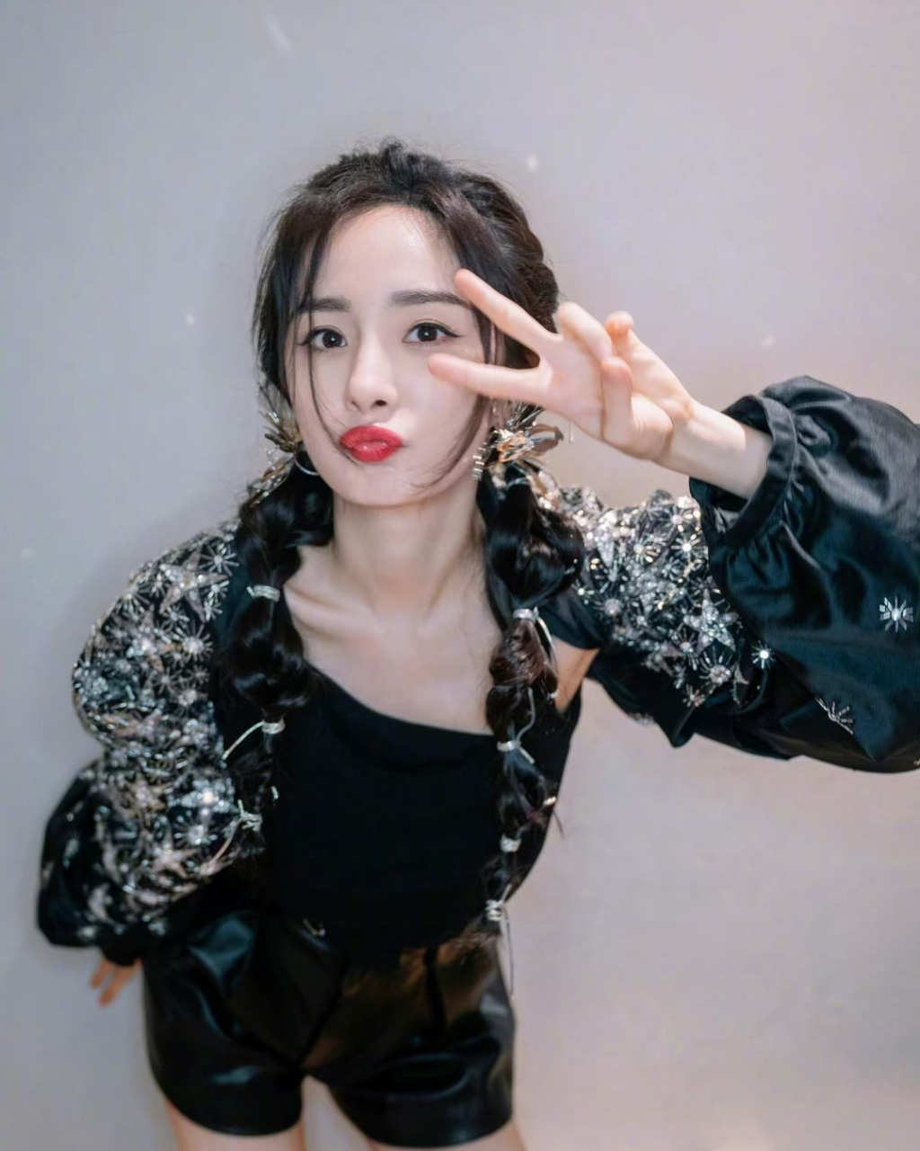 杨幂的卖萌嘟嘟嘴剪刀手"六连拍",元气活力满满,美成少女