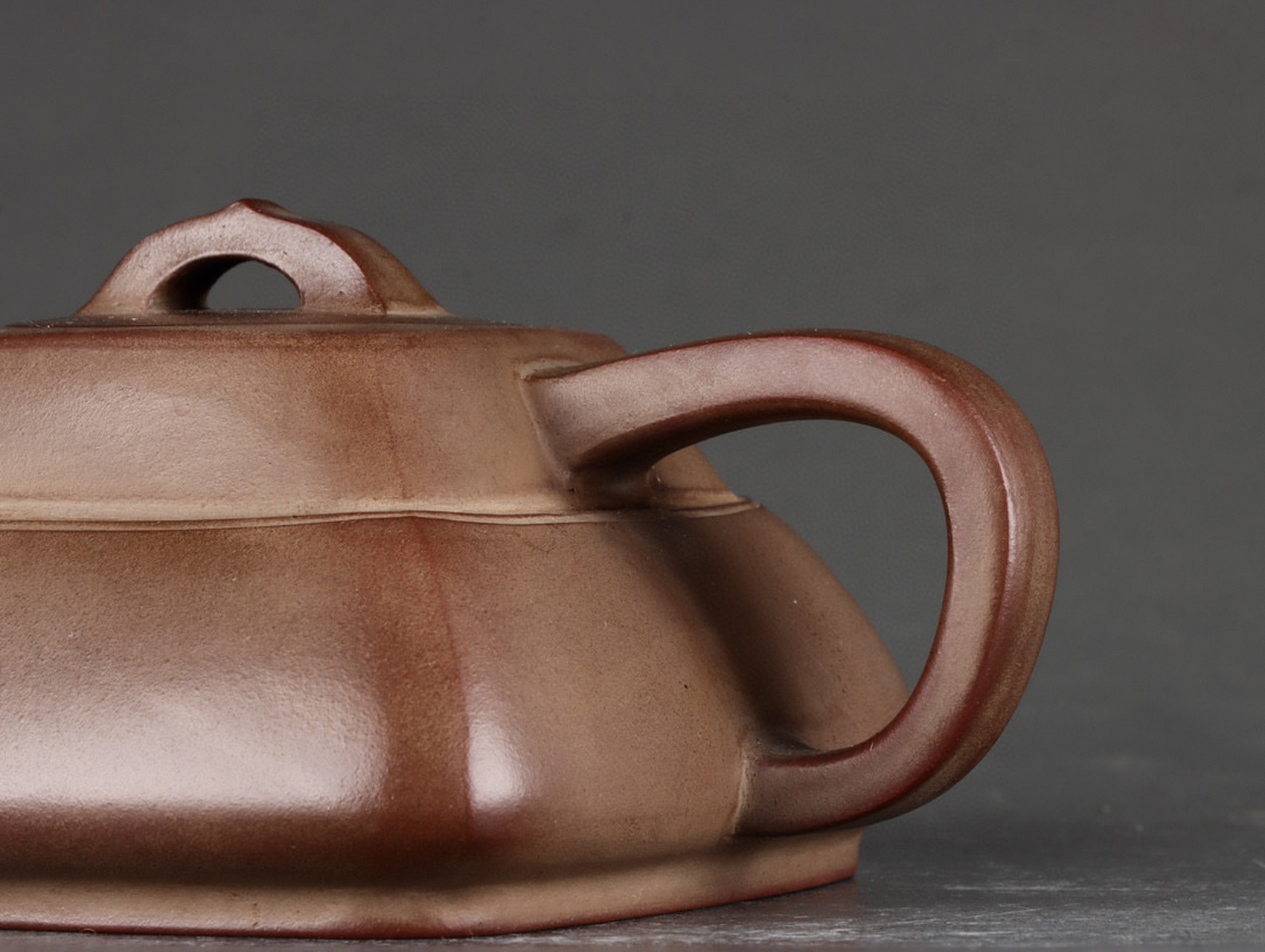 明  四方斗笠紫砂壶. 款识:沈君盛 明代 高 6×13.6cm