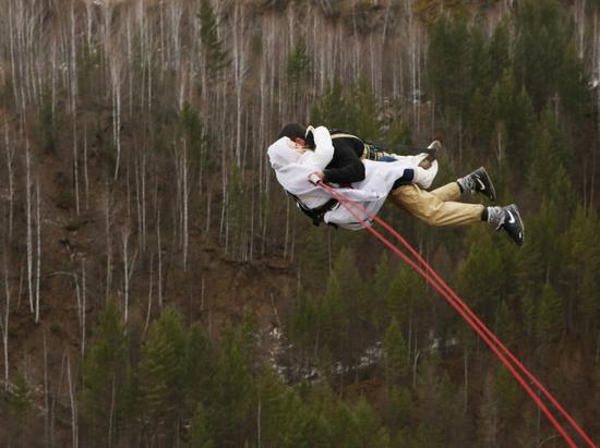 重庆一对情侣蹦极倒挂滞留半空,游乐城回应称悬空游客系一对情侣,他们