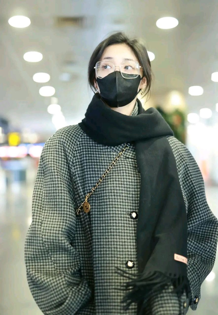 周洁琼像极冬日韩剧女主,穿格纹大衣搭斯文眼镜,哪个男主能不爱