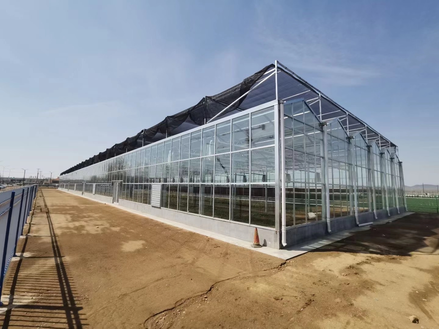 玻璃温室大棚的造价跟选用的钢材,覆盖的材料有很大的关系