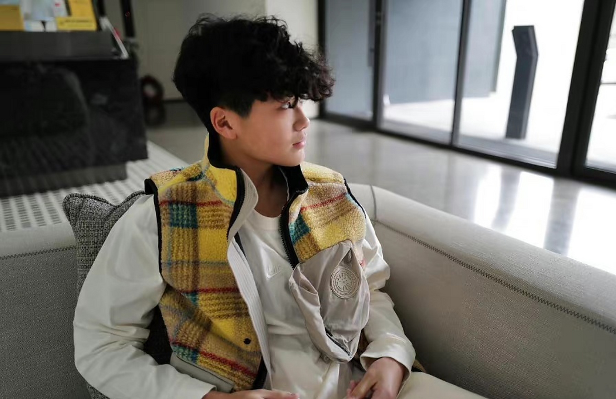 【曹格儿子joe近照】 2月26日,曹格儿子joe晒出一组自己的近照,现年14