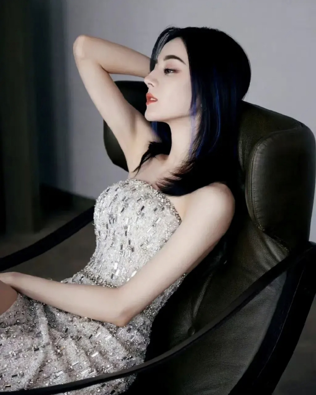 网友:迪丽热巴一袭抹胸露背亮片礼服,华丽高级,秀出自己婀娜多姿的