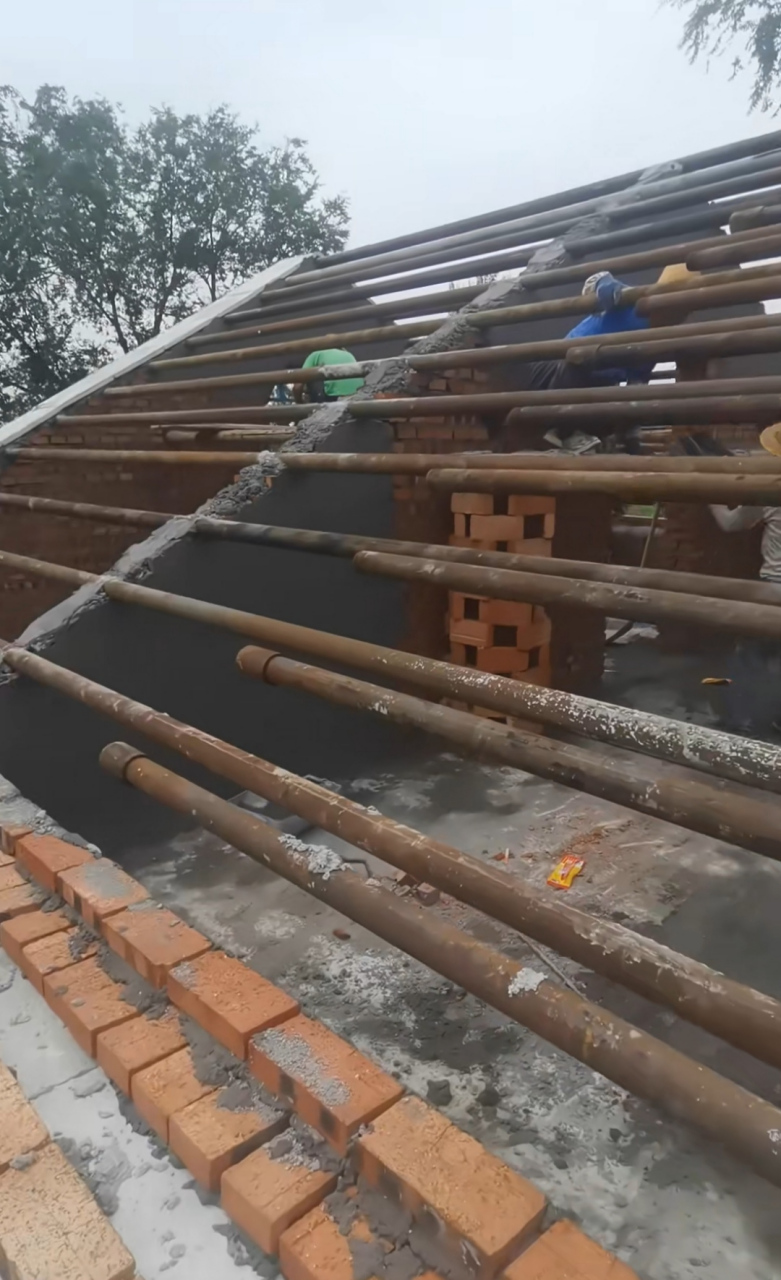 老乡家盖房子,别人家檩条用木头,他家用铁管,真舍得啊,感觉这檩条五六