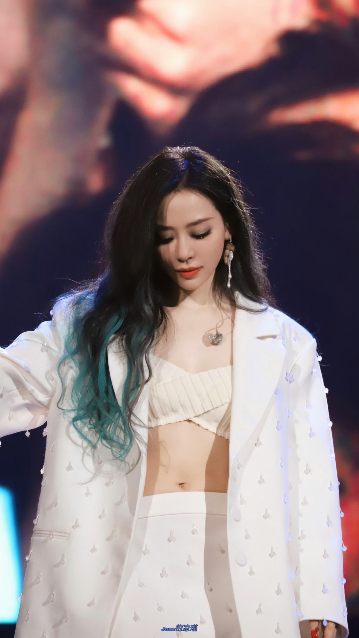 张靓颖演唱会造型,越来越成熟性感了.