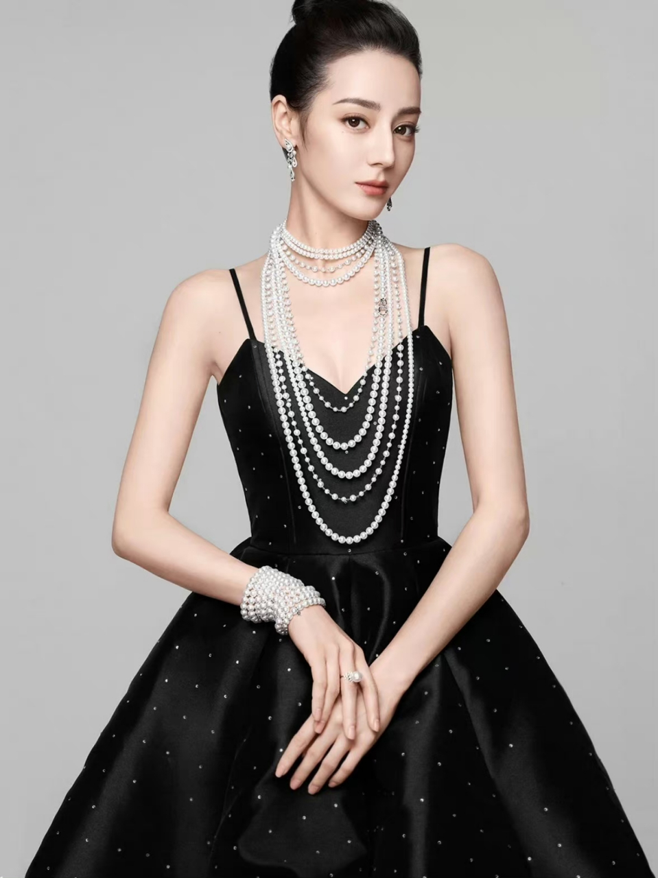 迪丽热巴这代言人是有点称职在身上的,恨不得把所有珠宝首饰都戴在