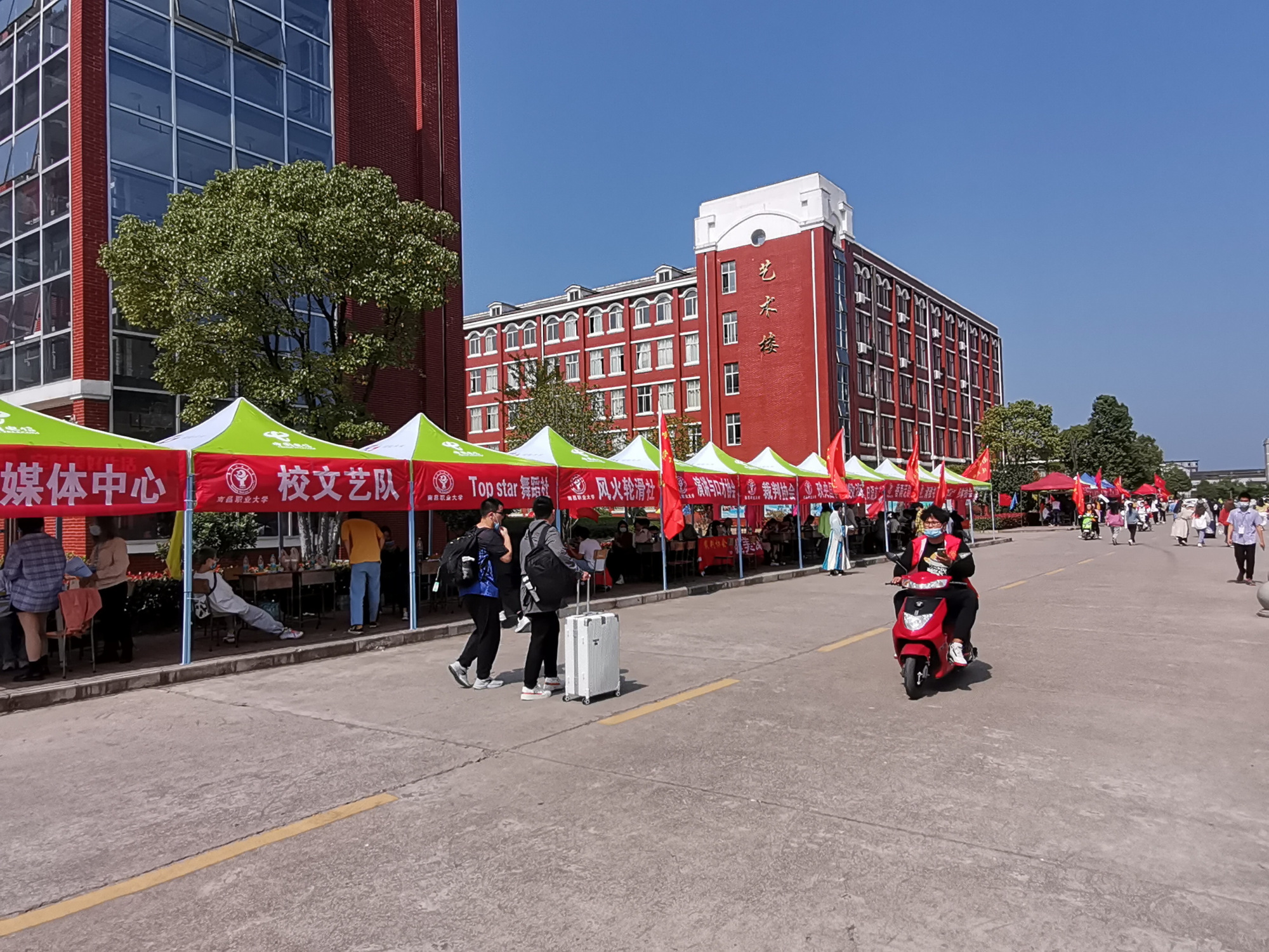 南职大2020年专科新生报到,场面太火爆啦