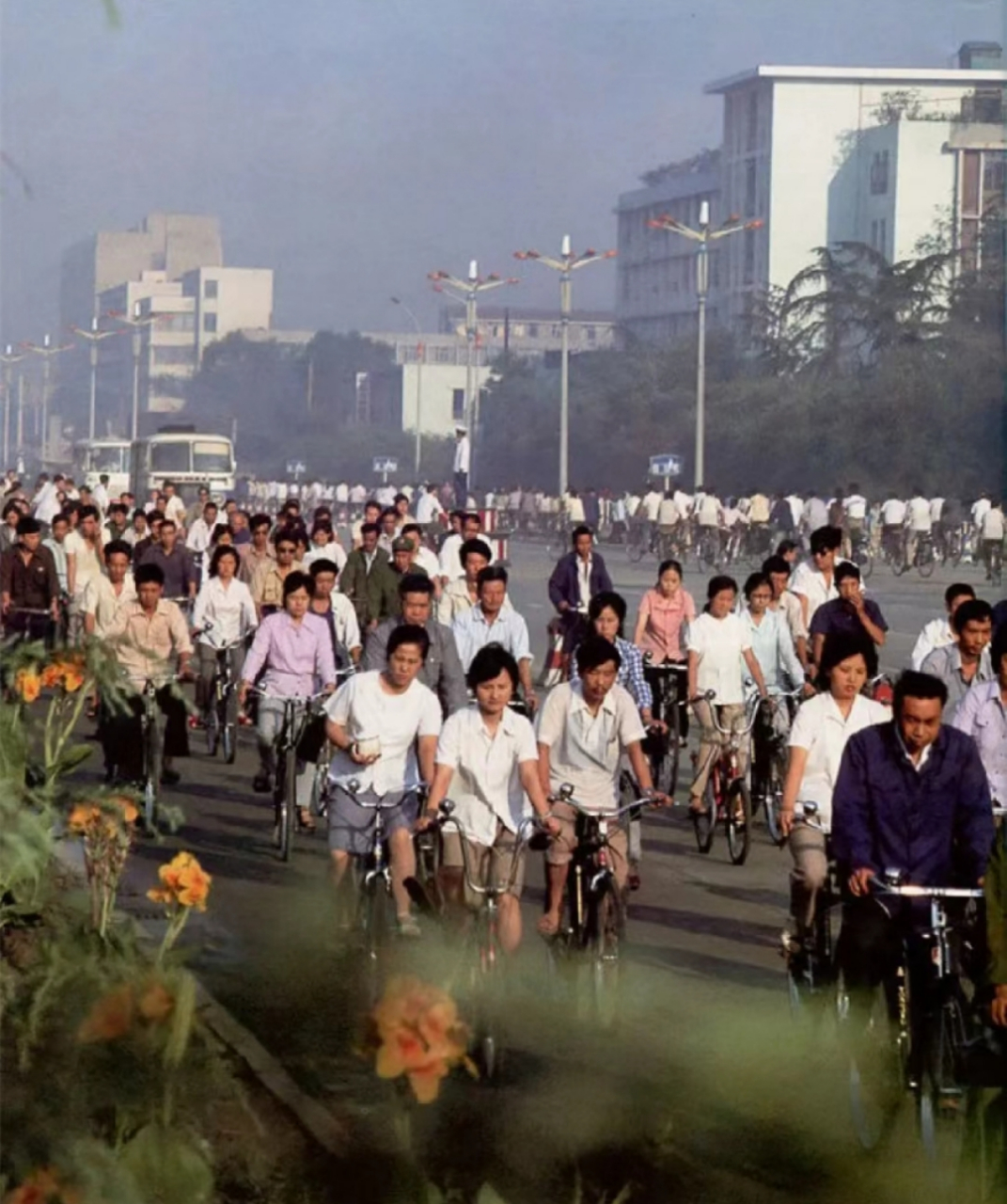 1984年,成都老照片,大街上的自行车车流大军