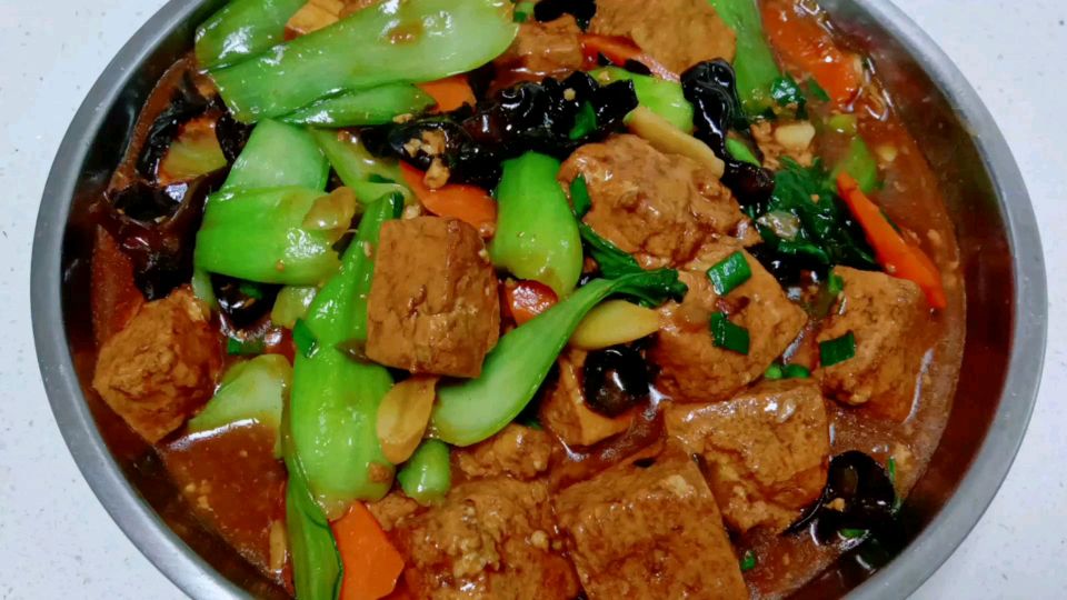 青菜烧豆腐的家常做法,咸香下饭,每次都能多吃两碗饭,做法简单