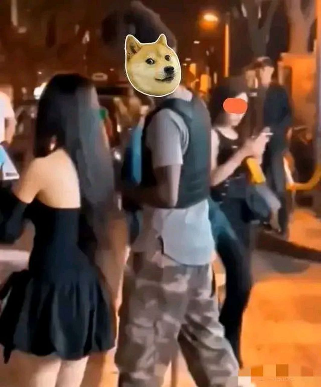 女子酒吧门口搭讪骗黑人,不到半个小时两人结伴离开.