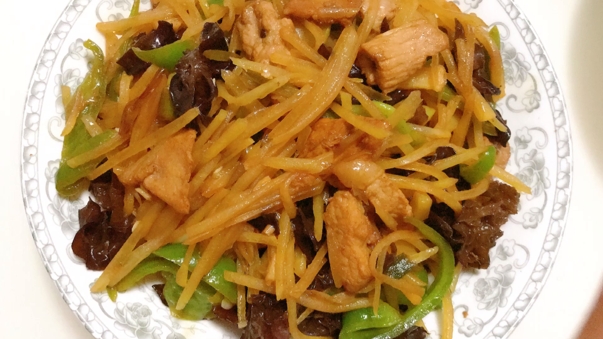 木耳土豆丝炒肉,清爽下饭还好吃,木耳还能降血脂,健康又营养