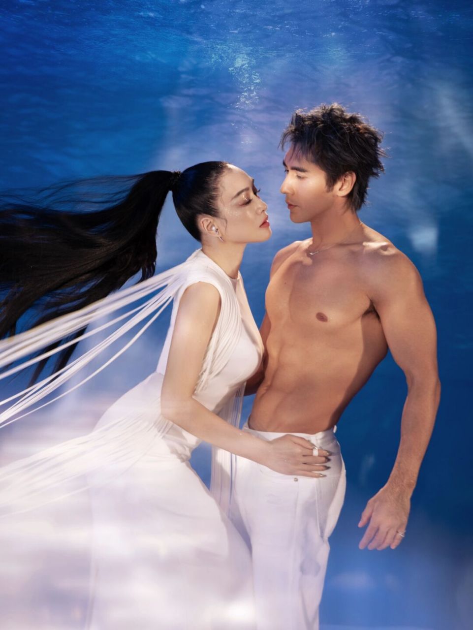 张伦硕晒腹肌,携老婆钟丽缇拍穿搭写真,裙装造型下凹凸有致的身材太