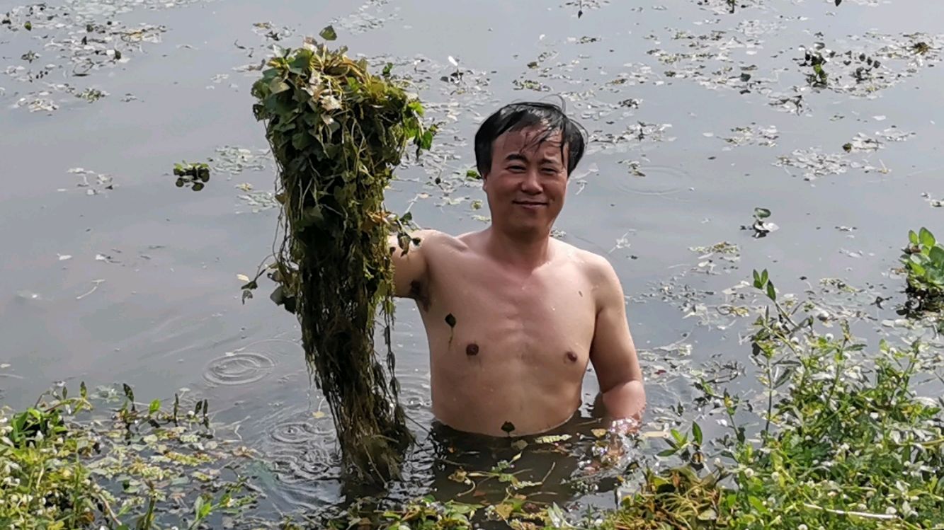 价钱挺贵的农村小河野味,为了家人的胃,老孙裸身下水