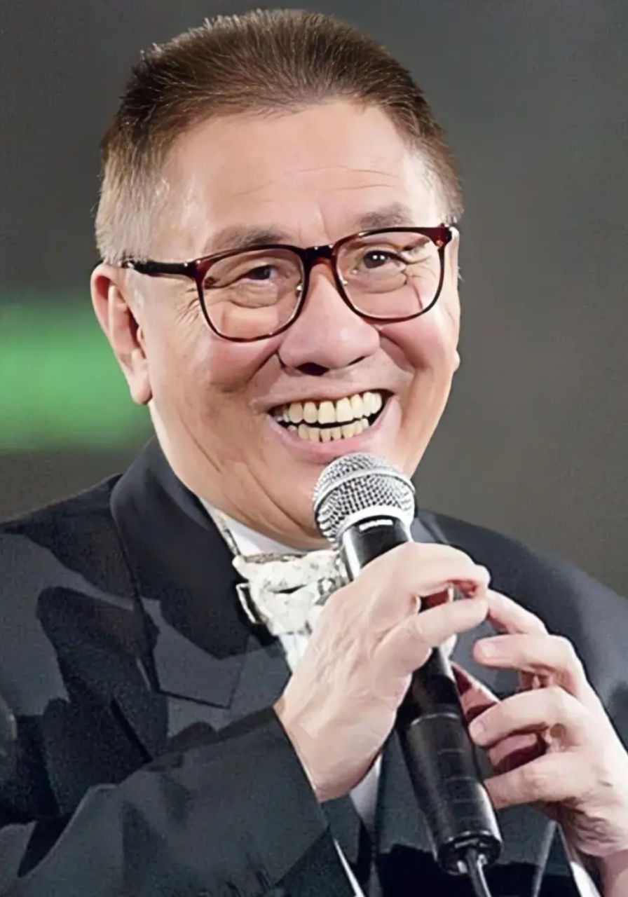 杨澜问黄霑:我很好奇啊,您那句沧海一声笑,涛涛两岸潮是怎么构思出来